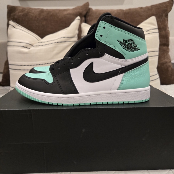 Nike Air Jordan 1 Retro Green Glow Dead Stock - Picture 3 of 4